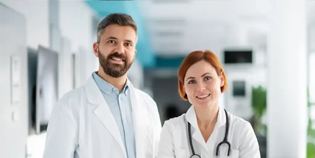 Equipo de profesionales de salud mental en Ceapsi sonriendo en un consultorio.